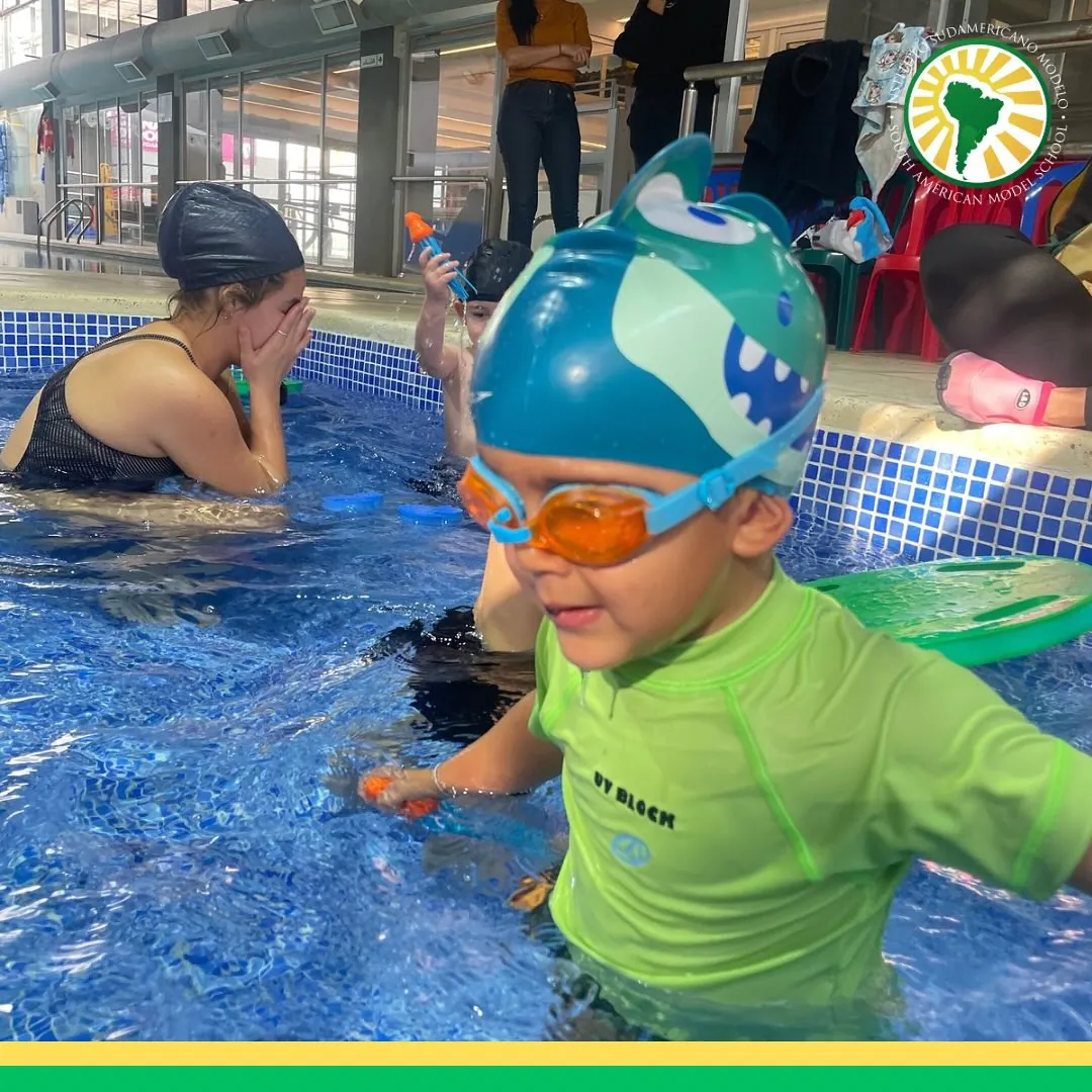 Sala de 2 años en su primera clase de natación