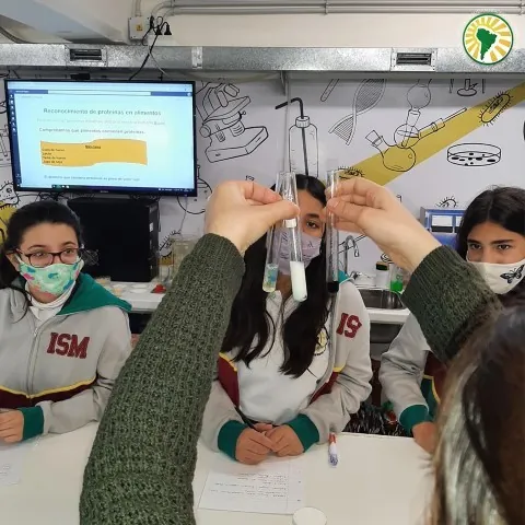 7º grado visitó el #Laboratorio de Ciencias Naturales